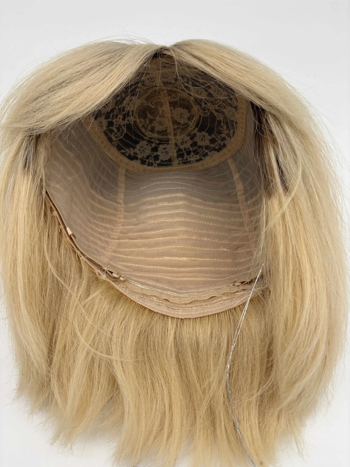 T14/613 Rooted Blonde Layered Bob Wig